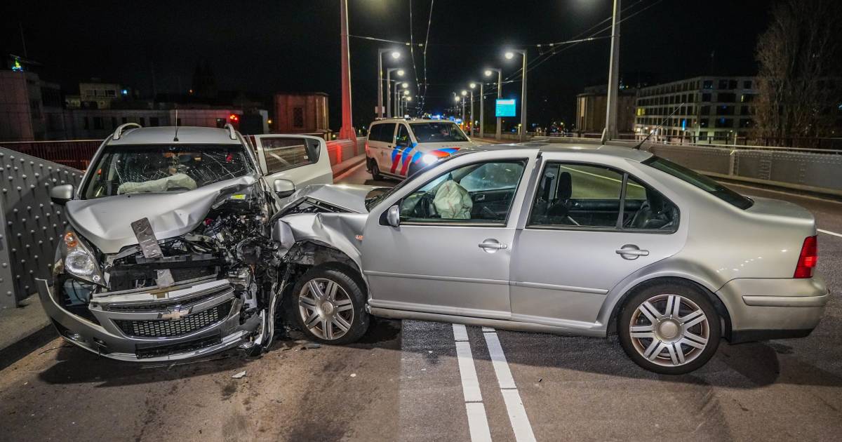 Twee bestuurders gewond bij frontale botsing op de John Frostbrug.