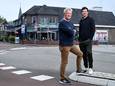Jos Kamphuis en zijn zoon Jordy voor hun cafetaria 't Klavertje in Holten. De gemeente Rijssen-Holten wint voor de derde keer de verkiezing Meest MKB-vriendelijke gemeente van Nederland.