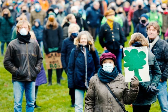 Een grote demonstratie tegen de verbreding van de A27 eerder. Zo'n 1500 a 2000 mensen verzamelden zich op Weide tot Vermaeck nabij theehuis Rhijnauwen.