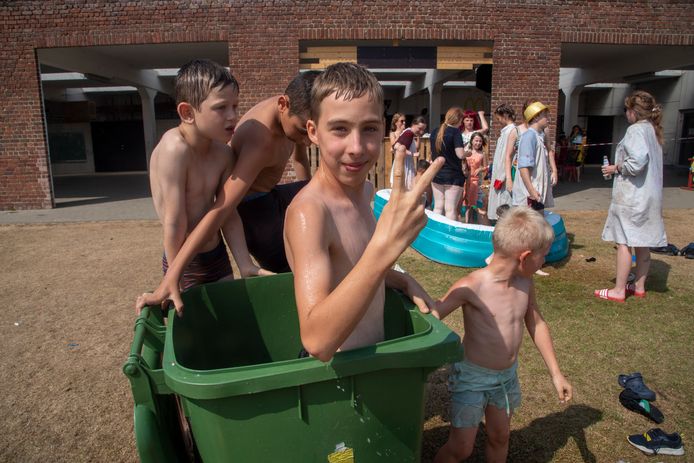 De temperatuur op speelplein 't Kwispeltje in Serskamp liep zo hoog op dat zelfs een GFT container dienst doet als zwembad om af te koelen.