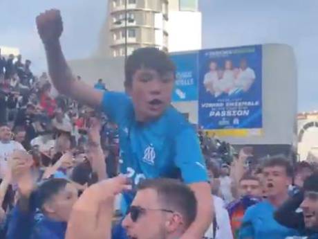 Un enfant se fait voler son téléphone, la réaction des supporters de l’OM est formidable: “On est une famille à Marseille”