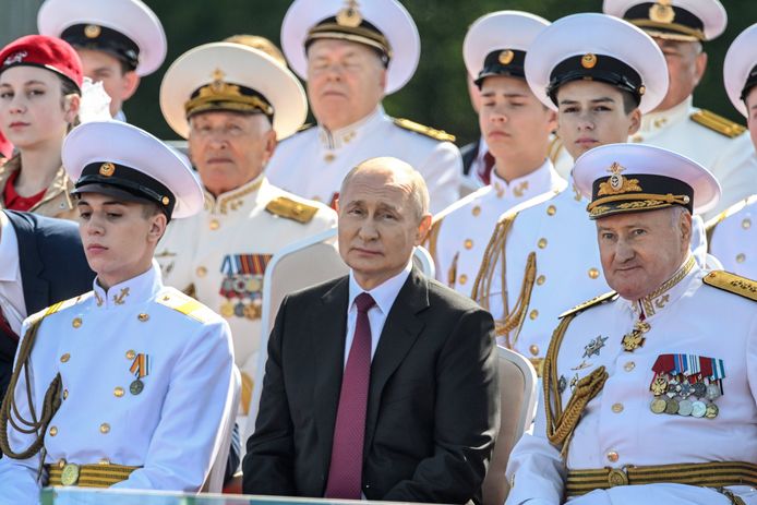 Illustratiebeeld: de Russische president Vladimir Poetin (71) met militairen van de Russische marine.