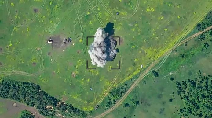 Una foto rilasciata dal Ministero della Difesa russo mostra come un'auto ucraina si sia scontrata, secondo i russi.  Foto del 5 giugno 2023.