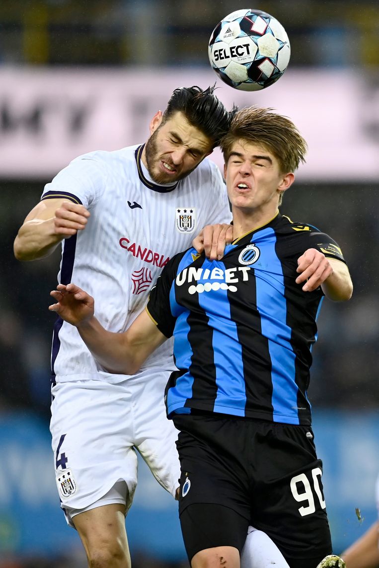 Een luchtduel tussen Wesley Hoedt en Charles De Ketelaere. Beeld Photo News