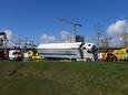 Een bergingsbedrijf zet de gekantelde vrachtwagen kort voor 12.00 uur rechtop op de N325 in Nijmegen.