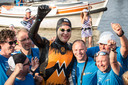 Maarten van der Weijden komt aan bij de finish in Leeuwarden na zijn tweede poging om de Elfstedentocht te zwemmen