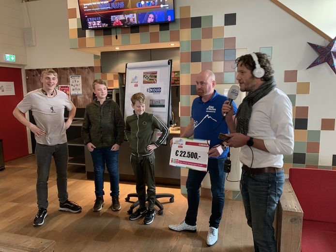 Iets later dan gepland mochten Bas, Julian en Sam, alle drie leerlingen van UDO en deelnemers aan de actie, namens de school de cheque uitreiken. Docent Niels Zintel doet verslag voor RTV Apeldoorn van de uitreiking.