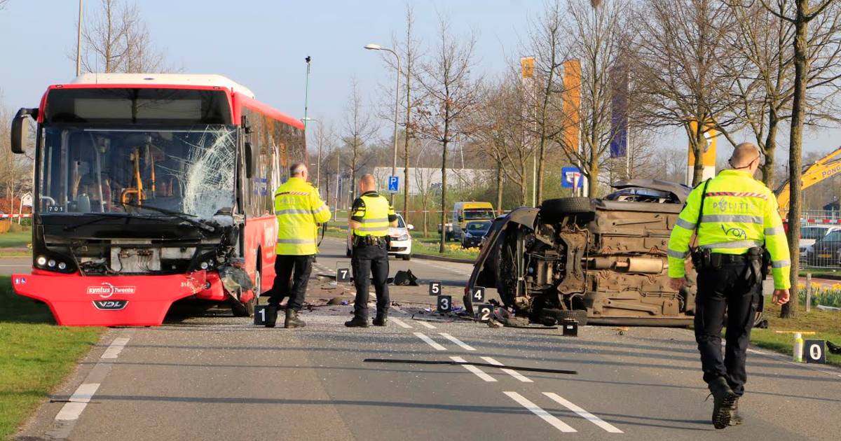 Busongeval: Ik hoorde een enorme knal en zag glas vliegen.