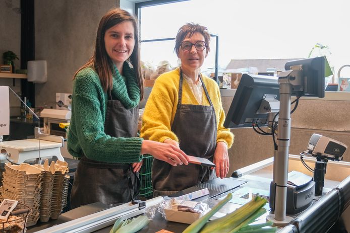 Charlotte en Linda achter de kassa bij De Biokast