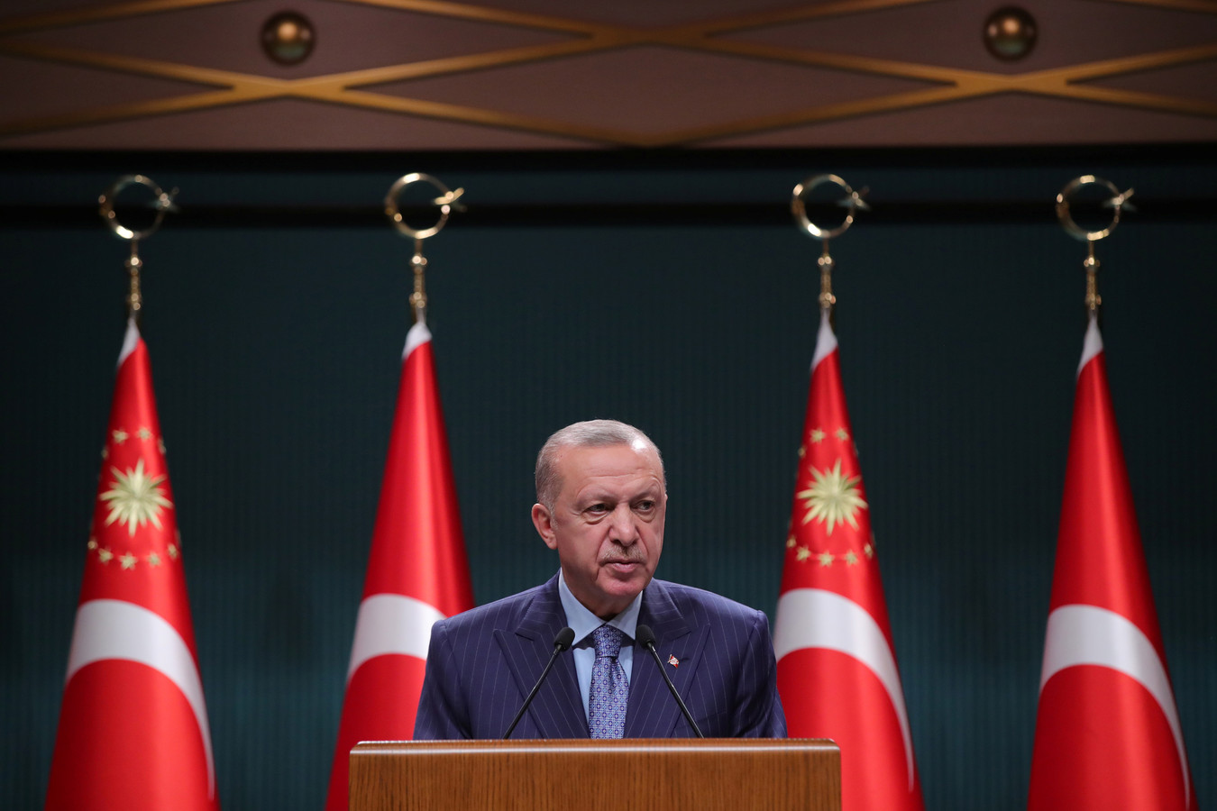 Tayyip Erdogan spreekt de media toe na kabinetsberaad over de ambassadeurskwestie.