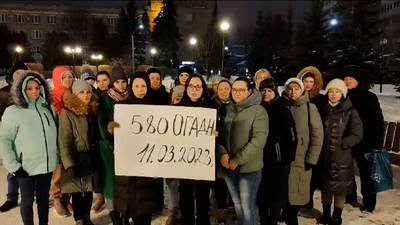 Russische vrouwen voeren zeldzaam protest: “Poetin, stop met onze zonen en mannen naar de slachtbank te sturen”