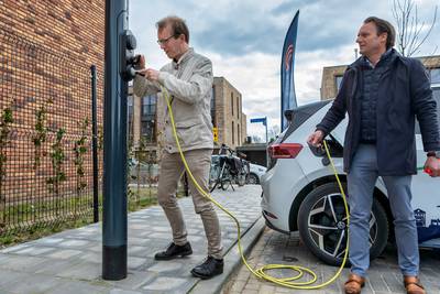 Welkom in de laadstraat in Oosterhout waar je je elektrische auto oplaadt aan een lantaarnpaal