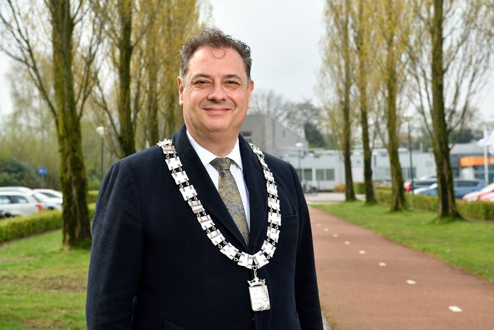 Burgemeester Bouwmeester van Leusden legt werk tijdelijk neer om ‘de ...