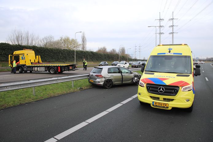 Het verkeer werd na het ongeval in beide richtingen gestremd.