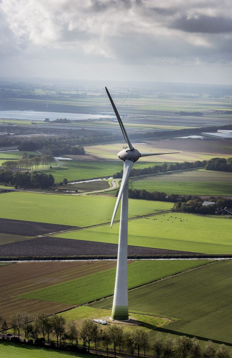 De grootste windmolen van Nederland 'de Ambtenaar' in Medemblik. Beeld Raymond Rutting / de Volkskrant