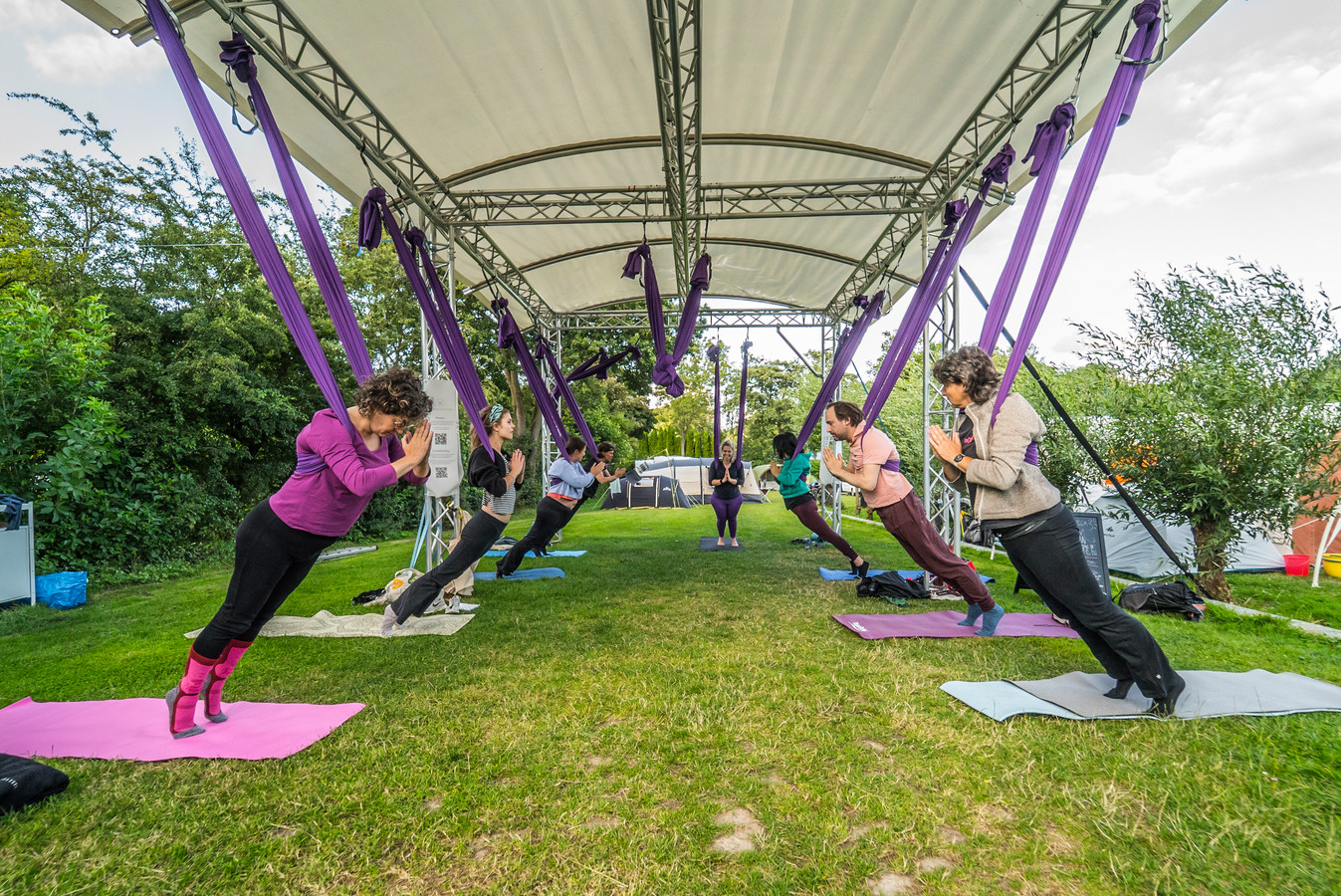 Aerial yoga op de camping Delftse Hout.