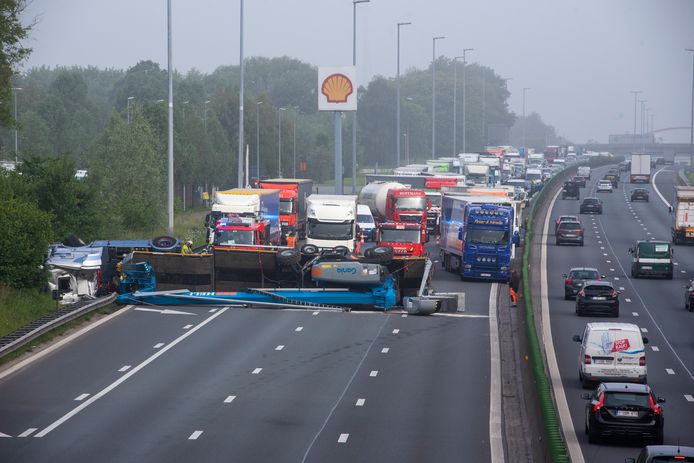 Op de E40 in Wetteren richting Brussel kantelde een vrachtwagen geladen met een hoogtewerker.