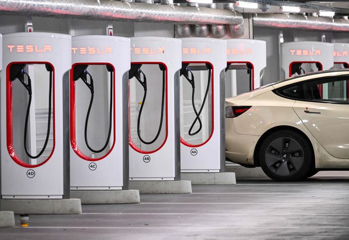 Autofabrikanten hebben grote moeite om kopers van een elektrische auto vast te houden. De enige uitzondering is Tesla. dat een zeer trouwe koperschare kent.