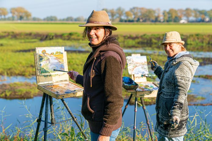Emelie Jegerings en Jolanda Tielens aan het werk langs de Aa.