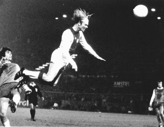 Ruud Geels maakt één van zijn vijf goals tegen Feyenoord (6-0) in 1975. Als spits van Ajax maakte hij twee keer een handvol doelpunten in één wedstrijd.