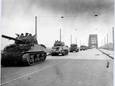 Britse tanks kunnen op 21 september 1944 de Waalbrug oversteken, nadat eerder geallieerde militairen via de oversteek per boot de brug in handen hadden gekregen.