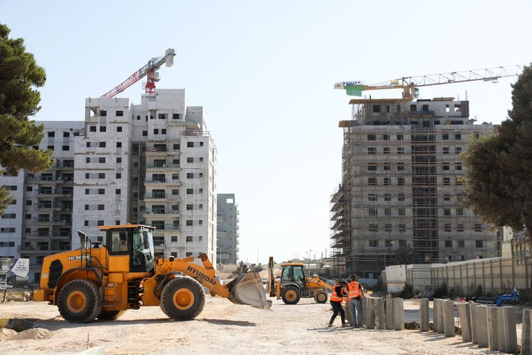 Een bouwproject in de Israëlische nederzetting in Beit El,  op de Westelijke Jordaanoever, dicht bij de Palestijnse stad Ramallah, in oktober 2021. Beeld EPA