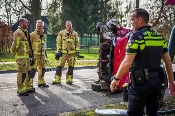 Een auto botste maandagmiddag tegen een lantaarnpaal in Nuenen en kwam op de zijkant tot stilstand.