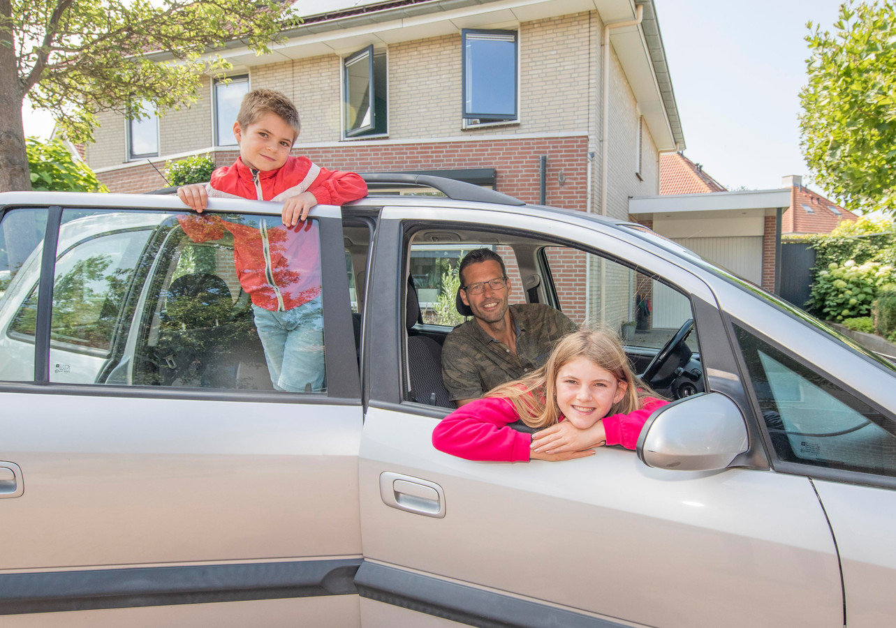 Sander Hoogewoning met kinderen Isa en Jaro in hun auto.