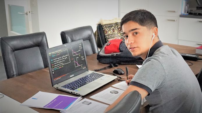 Yassin el Ousrouti studeert het liefst in de huiskamer.