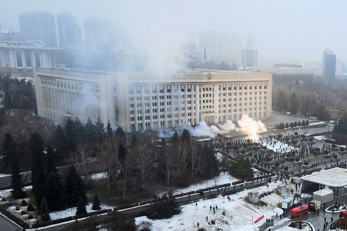 Op videobeelden is te zien hoe betogers het gebouw in Almaty, alias Alma Ata, bestormen. Uit het gebouw stijgt zwarte rook op.