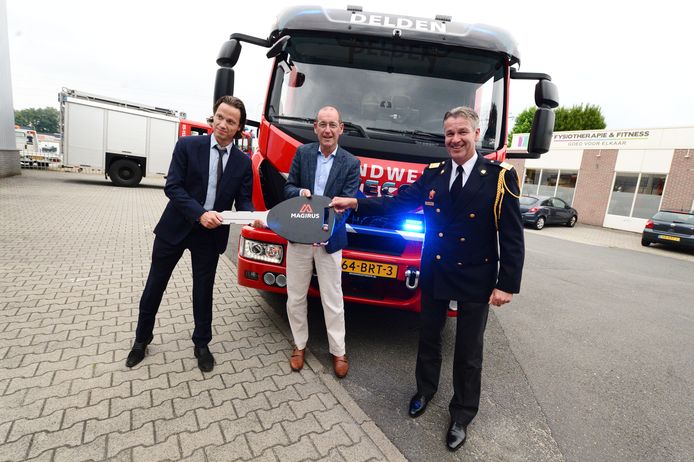 De nieuwe 'tankautospuit' van Brandweer Twente in Delden wordt gepresenteerd. In het midden burgemeester Sander Schelberg, rechts commandant Stephan Wevers van Brandweer Twente.
