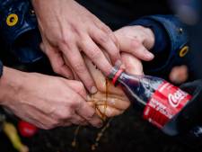 Als klimaatactivisten zich vastplakken, rukt de politie uit met flessen Coca-Cola