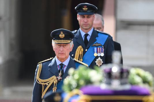 Charles en William achter de kist van Queen Elizabeth II 