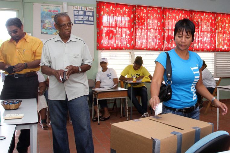 Kiezers brachten vrijdag op de Antillen hun stem uit. (ANP) Beeld 