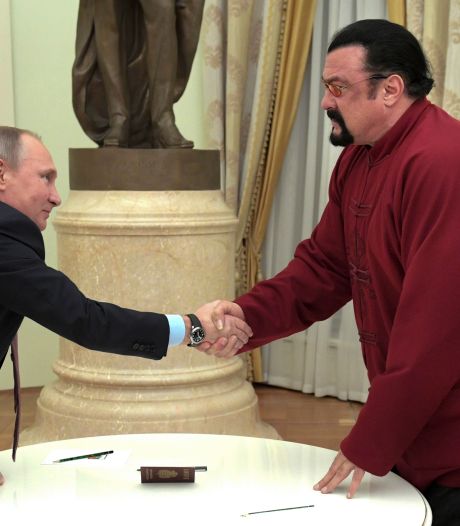 Poutine remet “l’Ordre de l’Amitié” à l'acteur américain Steven Seagal
