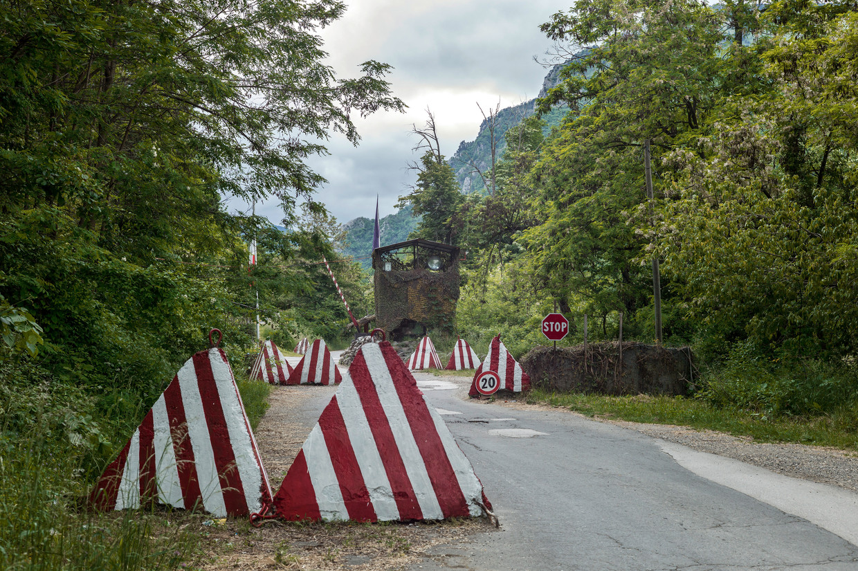 Wachtpost Kfor bij klooster, Decani (Kosovo).  Beeld Nicole Segers