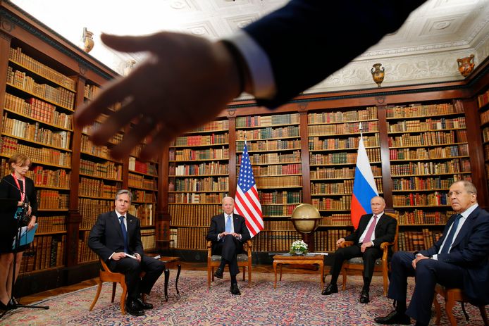 Le secrétaire d'État Antony Blinken, le président américain Joe Biden, le président russe Vladimir Poutine et son ministre des Affaires étrangères Sergueï Lavrov (Genève, 16 juin 2021)