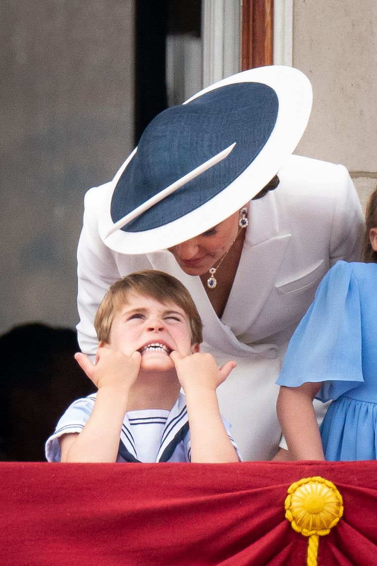 The Duchess of Cambridge speaks to prince Louis as he pulls a face on the balcony of Buckingham Palace, to view the Platinum Jubilee flypast, on day one of the Platinum Jubilee celebrations. Picture date: Thursday June 2, 2022. Beeld BrunoPress/PA Images