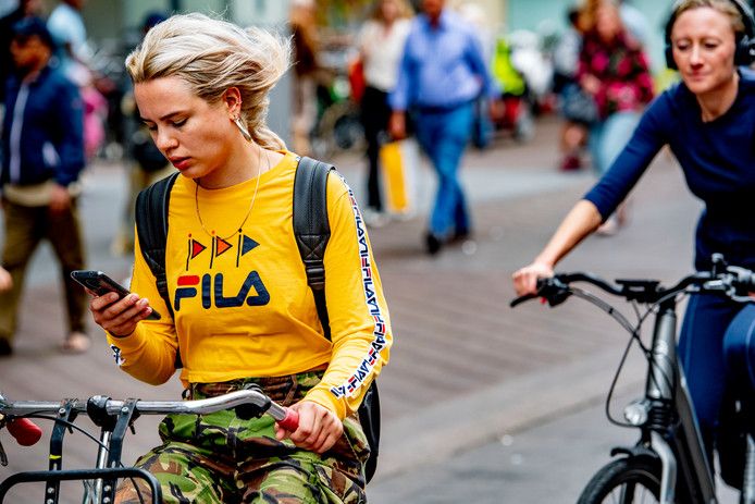 Minder mensen gebruiken mobieltje op de fiets sinds appverbod | AD.nl