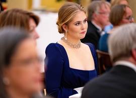 Prinses Amalia schittert in nachtblauw op het Raad van State-diner