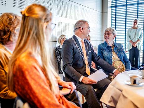 Emotioneel moment: echtgenote van overleden vrijwilliger krijgt lintje in bruikleen