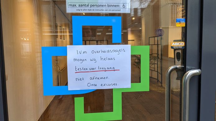 De testlocatie van Spoedtest.nl in Doetinchem is uitgestorven. Middels een papier op de deur, worden mensen die een afspraak hadden op de hoogte gesteld dat hun testafspraak niet doorgaat.