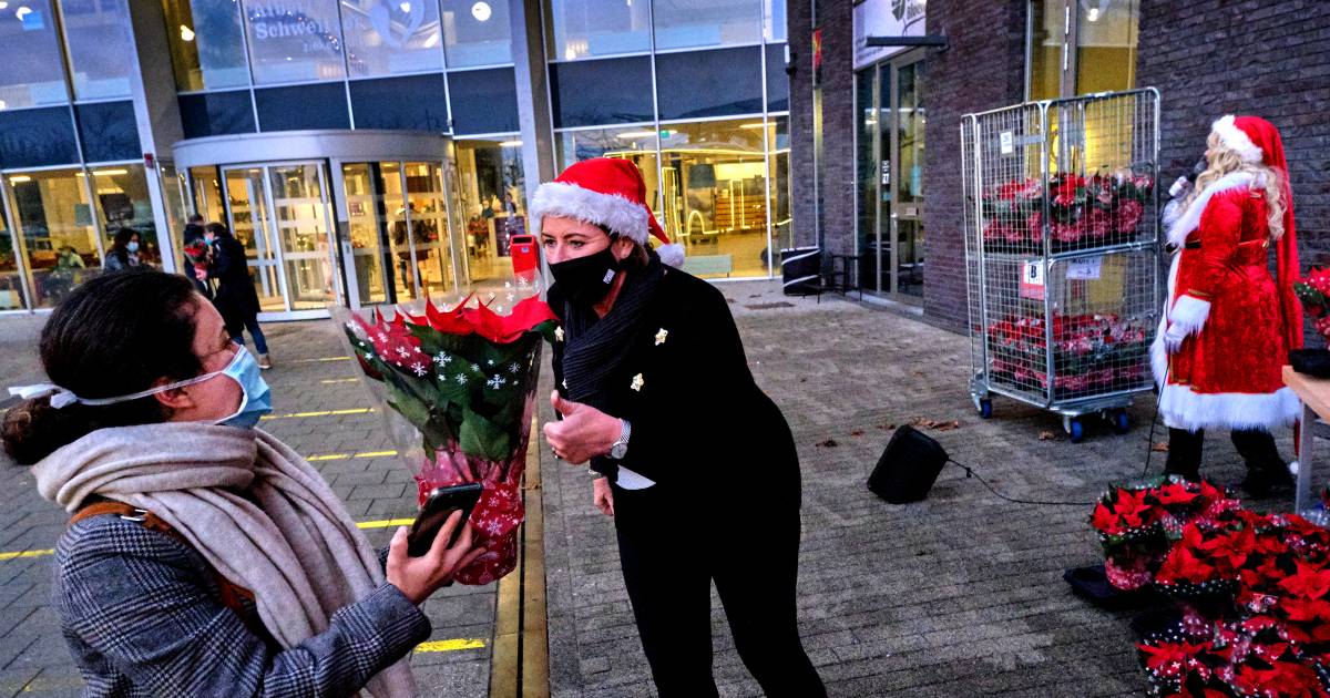 Verschoor Reizen deelt met zingende kerstvrouw 1000 kerststerren uit