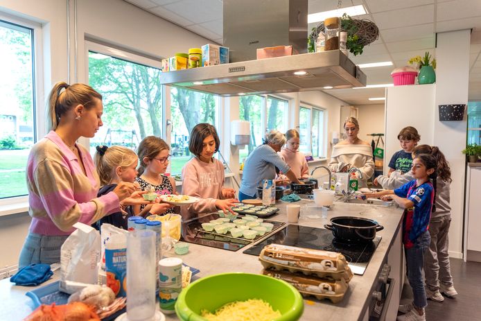 Etten-Leur, Moreno Molenaar/Pix4Profs

Koken is een feestje in Resto de Hassel en zo ervaren de gasten het ook. V.l.n.r stagiair Avans Social Work Sosanna en leerlingen van De Hasselbraam Phileine, Quinty, Florence, Rika (wijkvrijwilliger), Felicia, Nienke (stagiair gemeente), Albert, Inara en (met blauw shirt) Hadil.