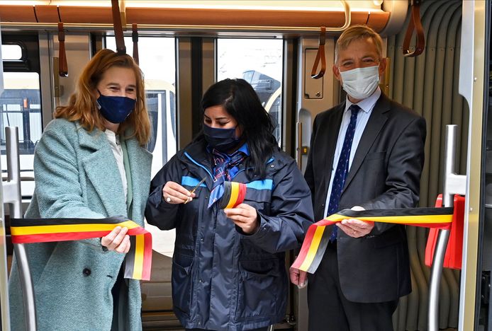 Le nouveau tram inauguré lundi par une conductrice, en présence de la ministre bruxelloise de la Mobilité Elke Van den Brandt (Groen) et du CEO de la STIB Brieuc de Meeûs