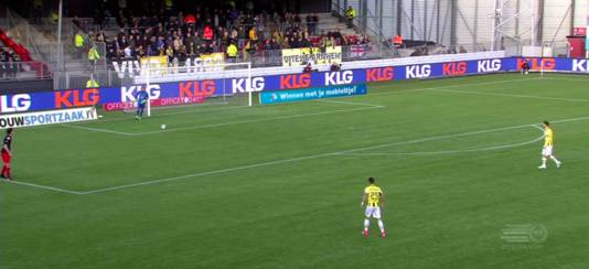Vitesse zet Excelsior vast, op de achtergrond een redelijk gevuld uitvak.
