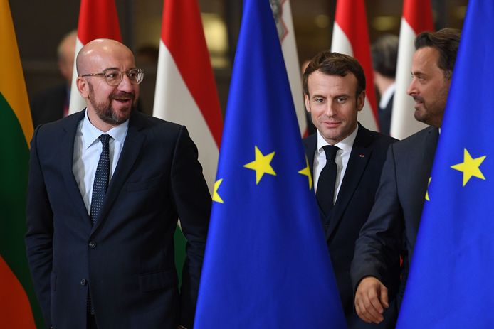 De president van de Europese Raad Charles Michel, samen met de Franse president Emmanuel Macron en de premier van Luxemburg, Xavier Bettel.