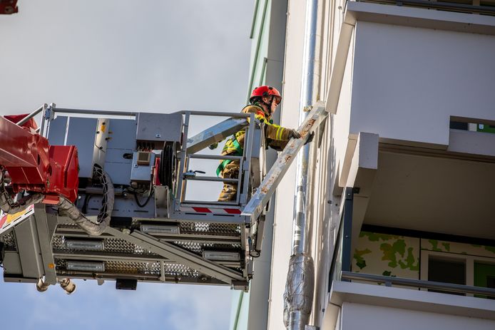De brandweer heeft met een hoogwerker bevestigingsmateriaal van losgewaaide panelen aan de Staringlaan in Roosendaal verwijderd.