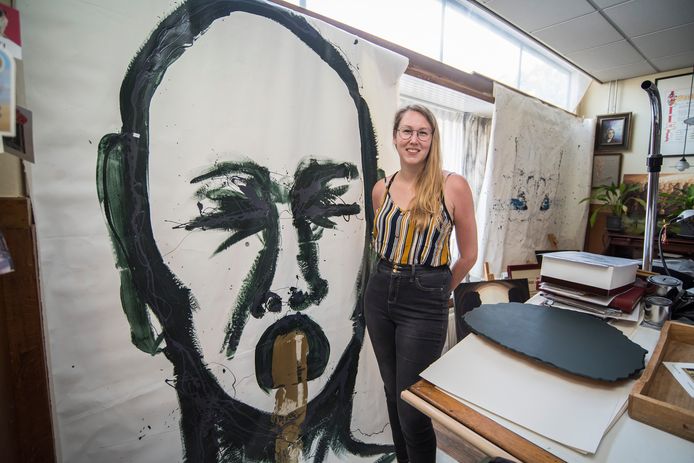 Vivian Theussing bij een van de schilderijen die ze gemaakt heeft in het kader van haar afstudeerproject Ademen.