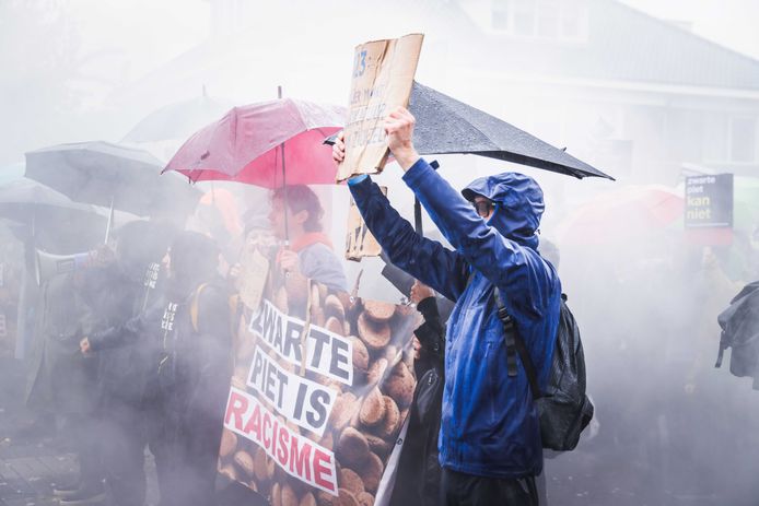 Aanhangers van KOZP demonstreren tegen de intocht met zwarte pieten en roetveegpieten.